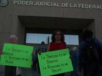 Unas 50 personas se plantaron en las afueras de un edificio del Poder Judicial de la Federación y denunciaron que al menos 40 luchadores sociales enfrentan órdenes de aprehensión por participar en protestas n