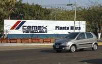 Planta de la empresa mexicana Cemex cerca del lago Maracaibo, en Venezuela