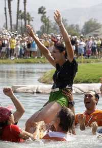 En su segundo Major ganado al hilo, la mexicana Lorena Ochoa festejó en el lago, como lo hacen las campeonas del torneo Kraft Nabisco Championship, en Rancho Mirage, California