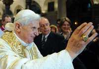 El papa BenedictoXVI durante su visita a la basílica de San Bartolemeo