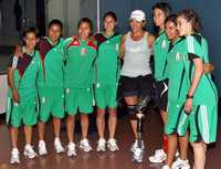 Las seleccionadas de futbol posaron con una atleta paralímpica mientras se preparaban en el gimnasio para su encuentro ante Canadá