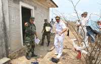 Oficiales de la Secretaría de Marina, durante la inspección, ayer, del lugar en que presuntamente elementos de esta corporación y del Instituto Nacional de Migración, de la Secretaría de Gobernación, violaron a dos mujeres en el pueblo oaxaqueño de Las Palmas, municipio de Niltepec