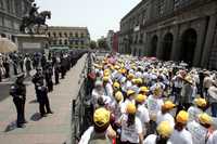 Después de que los los legisladores fapistas iniciaron la resistencia civil pacífica contra la privatización de Pemex, miles de adelitas y adelitos marcharon del Hemiciclo a Juárez al Senado