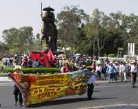 En el monumento a Zapata, en Buenavista, Morelos, integrantes del Movimiento de los 13 pueblos exigieron respetar el derecho a un medio ambiente sano y frenar la autorización indiscriminada de conjuntos habitacionales. Mientras, las viudas del movimiento zapatista recibieron del gobierno federal sólo mil pesos de sus pensiones atrasadas y realizaron una manifestación silenciosa en Cuautla