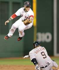 Dustin Pedroia, de Boston, durante una jugada en la segunda entrada ante Detroit