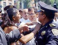 Vendedores ambulantes se retiran de la acera poniente del Eje Central Lázaro Cárdenas. Luego de la acción, una mujer intentó agredir al jefe de Gobierno, Marcelo Ebrard, después de la entrega de una plaza comercial donde se reubicarán los comerciantes informales