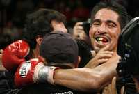 El mexicano Antonio Margarito, quien llevó un protector bucal verde-blanco-rojo, celebra su triunfo