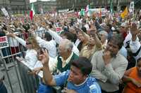 Vista parcial de la asistencia a la asamblea informativa sobre la privatización de Petróleos Mexicanos, presidida por Andrés Manuel López Obrador ayer domingo en el zócalo capitalino