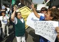 Agrupaciones en favor y en contra del aborto se enfrentan cerca de la ALDF, durante la aprobación de medidas en la materia, en abril de 2007