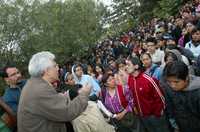 El director del CCH Sur, Jaime Flores Suaste, platica con los estudiantes momentos antes de la asamblea