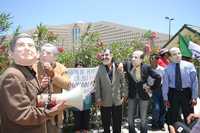 Con máscaras de los presidentes de Estados Unidos, George W. Bush; de México, Felipe Calderón, y del ex mandatario Vicente Fox, una decena de manifestantes protestaron ayer frente a la sede del Foro Económico Mundial sobre América Latina.  Militantes del PRD en Quintana Roo habían anunciado a fines de la semana pasada que organizarán protestas en contra de la reforma para el sector energético que Calderón propuso al Congreso  José Luis López Soto