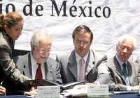 El presidente del Colegio de México, Javier Garciadiego; el jefe de Gobierno, Marcelo Ebrard, y el secretario de Educación del DF, Axel Didriksson, durante la firma de un convenio de colaboración,ayer,  en el patio del Antiguo Palacio del Ayuntamiento