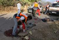 Un socorrista levanta el cuerpo del palestino Fadel Shana, de 23 años, camarógrafo de la agencia Reuters, muerto en un ataque aéreo israelí en Gaza