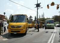 Se prevé que a partir del ciclo escolar 2009-2010 entre en vigor la obligatoriedad del transporte escolar. En la escena, unidades que dan servicio a una escuela particular