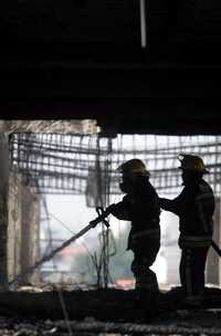 Bomberos acudieron a apagar el incendio que estalló en un edificio en construcción de las calles de San Borja y Cuauhtémoc. La aparición de bomberos piratas pone en riesgo a la gente, advirtió el GDF