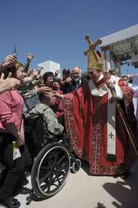 El papa Benedicto XVI bendice a un soldado estadunidense al terminar la misa que ofreció ayer en el estadio de beisbol de los Nacionales, en Washington. Más tarde se reunió con un grupo de víctimas de abuso sexual por sacerdotes, en un encuentro que duró entre 20 y 25 minutos en la nunciatura apostólica donde se hospeda