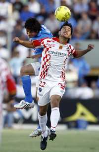 El teco Rafael Márquez gana el esférico al cementero Julio César Domínguez, durante el partido en el estadio Tres de Marzo