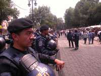 Un cerco de granaderos rodeó el jardín Centenario en Coyoacán. Los artesanos que fueron desalojados lograron ubicarse durante unas horas, pero las protestas se mantienen en el lugar