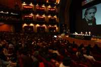 Gracias a la tecnología, Octavio Paz estuvo presente durante el homenaje que se le rindió con motivo de su décimo aniversario luctuoso. En una pantalla gigante fue proyectado el video Trascendencias, en el que el Premio Nobel mexicano habló sobre su vida, la poesía y la historia