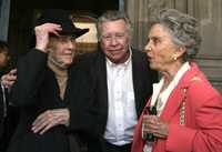 Leonora Carrington, acompañada de Elena Poniatowska y Manuel Felguérez, ayer, afuera del Antiguo Palacio del Ayuntamiento de la ciudad de México