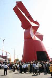 Cabeza de Coyote, de Sebastián, la escultura más alta del valle de México, fue inaugurada ayer en la glorieta donde convergen las avenidas Pantitlán y López Mateos, con motivo del 45 aniversario de la fundación del municipio de Nezahualcóyotl. Visible desde el Aeropuerto Internacional de la Ciudad de México, la figura mide 40 metros de altura y pesa 298 toneladas. El autor no acudió a la inauguración porque se encuentra en España, informó su esposa, Gabriela Hernández