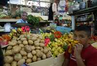 Es una pena ver que los niños le piden a su mamá que les compre una fruta y las señoras no puedan llevarla por lo cara que está, señalan comerciantes del mercado Dos de Abril