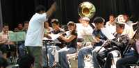 Niños y jóvenes provenientes de comunidades apartadas de la geografía oaxaqueña, integrantes de la Banda Instrumenta, durante el ensayo para el concierto que ofrecieron anoche con la Banda de Boda y Funeral del artista serbio Goran Bregovic. Los dos conjuntos clausurarán este domingo a las 18 horas, en la plaza de Santo Domingo, el Festival de México en el Centro Histórico