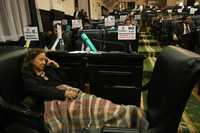 Rosario Ibarra de Piedra se prepara para dormir en el salón de plenos del Senado, en la primera noche posterior a la toma de la tribuna de esa cámara por el FAP para protestar en contra de la iniciativa de la reforma energética, el 10 de abril pasado. "Aquí voy a estar todo el tiempo que sea necesario", expresaba cada día