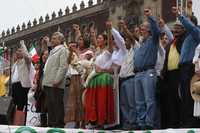 La Plaza de la Constitución se vio colmada con miles de simpatizantes de Andrés Manuel López Obrador, quien los llamó a mantenerse en alerta luego de la desocupación de las tribunas camarales y el inminente inicio del debate sobre el petróleo. En ese acto, la senadora Rosalinda López destacó que logró evitarse que "Felipe Calderón y sus aliados aprobaran la reforma para convertir a Pemex en negocio privado"