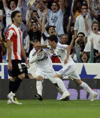 El argentino Javier Saviola (derecha) abrió el marcador del conjunto merengue contra el Athletic Bilbao