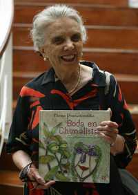 Elena Poniatowska muestra la portada de su nueva obra, Boda en Chimalistac, durante su presentación en la librería del FCE