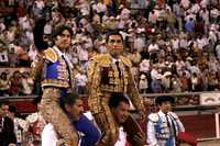 Los toreros Sebastián Castella y Eulalio López Zotoluco en la plaza de San Marcos, luego de haber cortado dos orejas cada uno durante la primera corrida de la feria aguascalentense