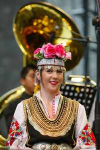 Daniela Radkova con rosas en el pelo y a los pies jazmines. Con Ludmila Radkova encarnó El Misterio de las Voces Búlgaras. Su sonrisa-pararrayos y sus melopeas convocaron una lluvia pertinaz de bendiciones, fuego musical y agua sobre 15 mil cuerpos la noche del domingo, en la plaza de Santo Domingo, en el Centro Histórico