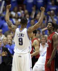 El delantero de Orlando Magic, Rashard Lewis (9), celebra la victoria ante los Raptors de Toronto