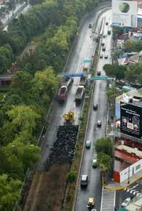 Sobrevuelo por la zona donde se realizan las obras de sustitución de pavimento en los carriles centrales de Circuito Interior a la altura de Viaducto. La imagen se tomó ayer a las 14:30 horas