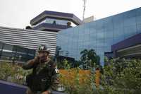 Un soldado resguarda el edificio de Entel en Santa Cruz, Bolivia