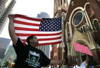 En al menos 20 estados los latinos se han convertido en la primera minoría. En la imagen, Israel Sánchez y Margarita Juárez, frente a la catedral de Guadalupe, momentos antes de que se iniciara la marcha pro migrantes en la ciudad de Dallas, Texas, el pasado día primero