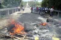 Pobladores de San Juan Bautista Guelache mantuvieron cerrados los accesos a su cabecera municipal en protesta por la elección por el sistema de usos y costumbres programada para el 4 de mayo.