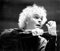 Sir Simon Rattle, titular de la considerada como mejor orquesta del mundo, la Filarmónica de Berlín, en imagen tomada del cuadernillo de su nuevo disco