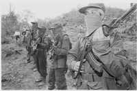 Integrantes del Ejército Popular Revolucionario durante un acto de 1996 en Aguas Blancas, Guerrero, para recordar la matanza de 17 campesinos