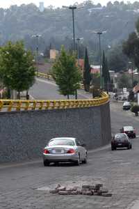 Aspecto de los daños causados por el tránsito pesado en la vialidad que rodea al muro de contención en la calzada Las Águilas