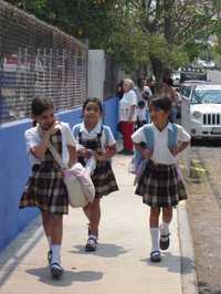 El secretario de Educación de Colima, Carlos Cruz Mendoza, asegura que los futuros profesores de prescolar y primaria de esa entidad son los que obtienen las calificaciones más altas en las evaluaciones de la SEP; sin embargo, en la más reciente evaluación los primeros reprobaron con una calificación promedio de 5.9 y los segundos apenas obtuvieron 6.8; aun así, están por arriba de la media nacional. En la imagen, alumnas de la primaria Rafael Macedo López, en el municipio de Villa de Álvarez