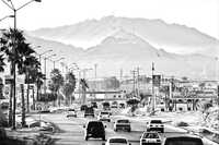 Vista de Hermosillo, Sonora, donde por las mañanas el frío ha provocado en días recientes inversión térmica y por las tardes el calor obliga a la gente a usar el aire acondicionado. Al fondo, el cerro de La Campana