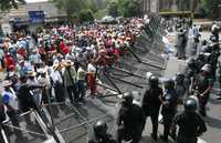 Manifestación de maestros de la CNTE frente a las oficinas de Gobernación