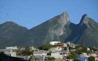 Vista del cerro de La Silla, en Monterrey, donde el gobierno de Nuevo León planea construir un túnel de mil 800 metros de longitud, como parte del proyecto Arco Vial Sureste, recién aprobado por la Secretaría de Medio Ambiente y Recursos Naturales pese a la oposición de ecologistas