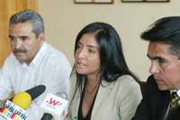 Agustín Guerrero, Alejandra Barrales y Juan Bustos, durante la conferencia que ofrecieron