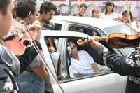 En Garibaldi, una señora escucha la serenata que le llevaron sus familiares