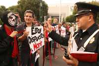 Como el sida, la hepatitis C puede contraerse vía sexual o por la reutilización de agujas. En la imagen, seropositivos que se manifestaron en agosto de 2007 frente al hospital regional número uno Carlos McGregor Sánchez Navarro del Instituto Mexicano del Seguro Social, en protesta porque autoridades de la institución prohibieron que familiares de los enfermos pudieran recibir los fármacos