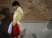 El matador César Jiménez se prepara antes de salir al ruedo de la Plaza de Toros de Las Ventas, en Madrid, el pasado 9 de mayo