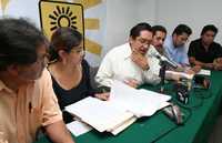 Arturo Montesinos, Lisbeth Díaz, Alberto Alvarado, Alfredo Rojas, Adrián Mendoza y Rafael Rivera, integrantes del Comité Técnico Electoral del PRD, en conferencia de prensa